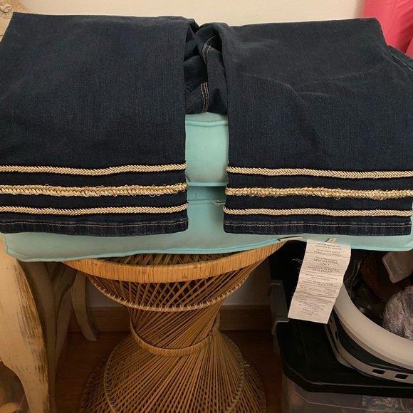 Women Earl Jeans - Picture 8 of 8